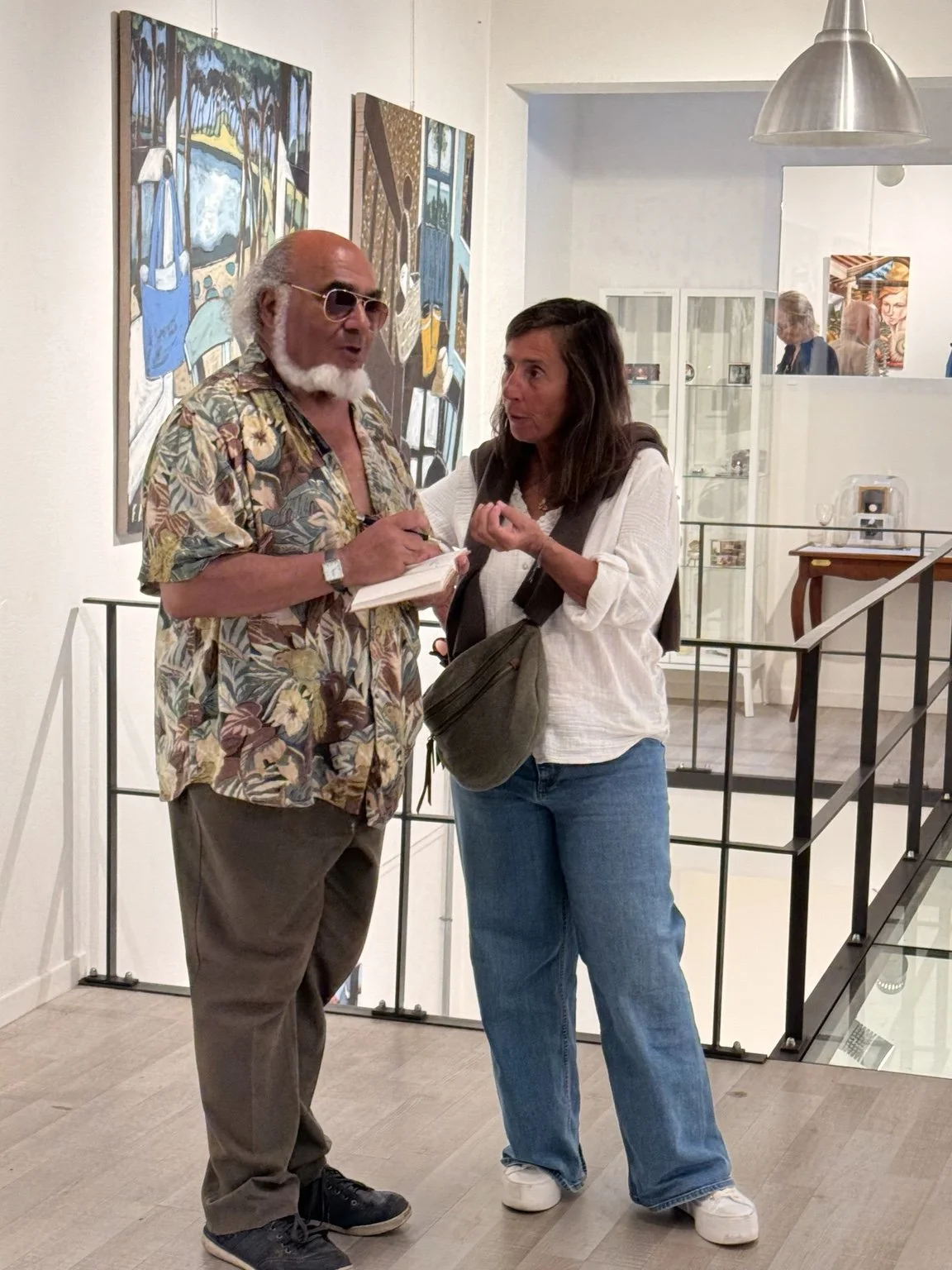 Échange dans la galerie