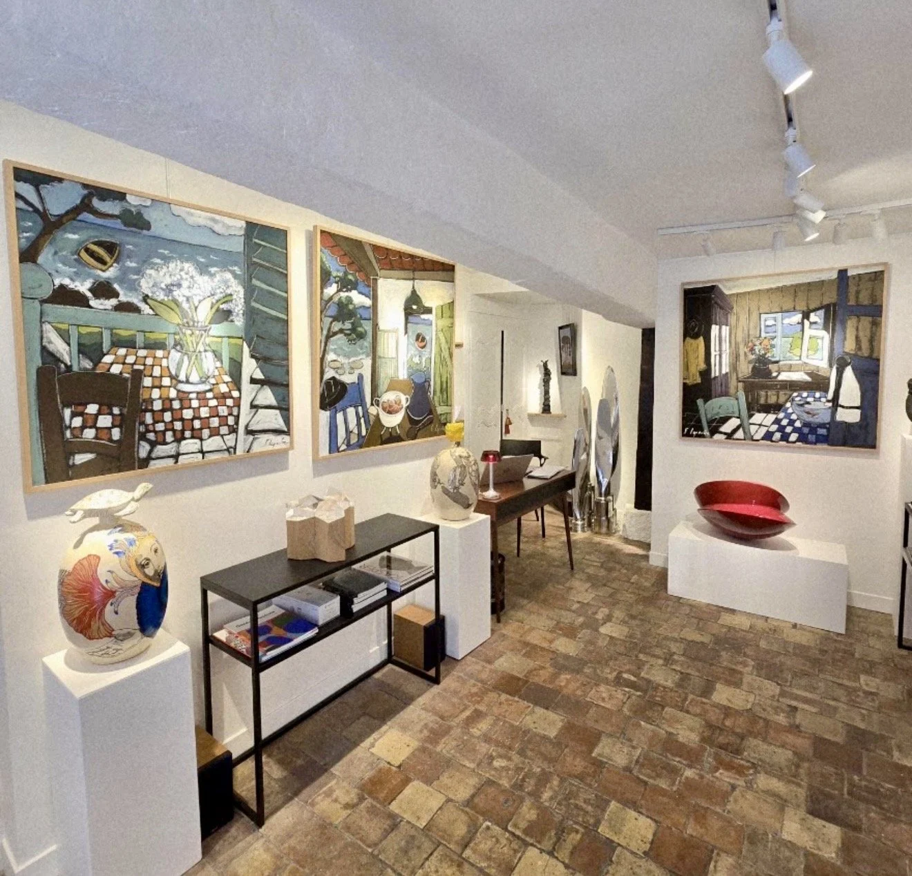Les toiles de Fabricia Lepoutre exposées à l’intérieur de la Galerie Arnaud Bard, Honfleur
