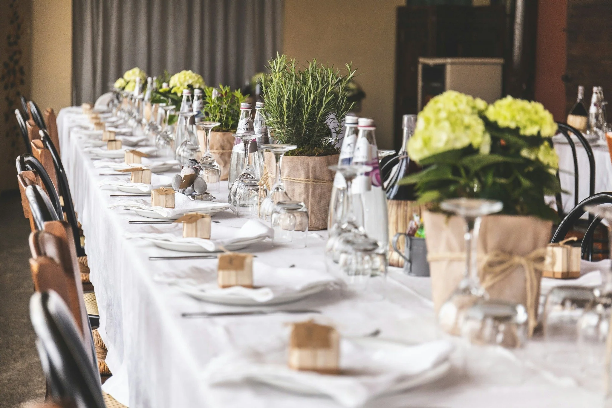 Feestelijk gedekte tafel met bloemen