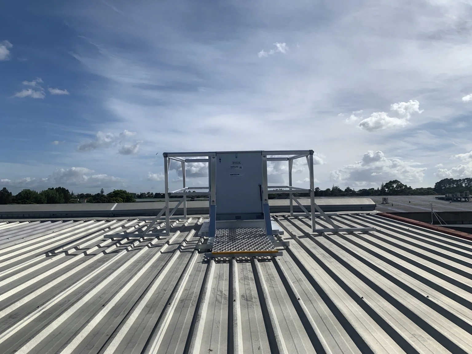 Roof access platform with clear approach path