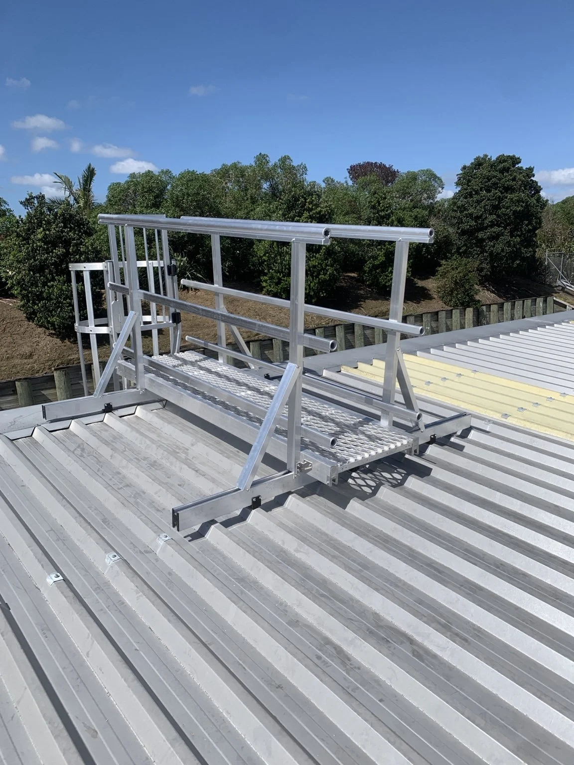 Permanent aluminium roof access walkway and guardrail system