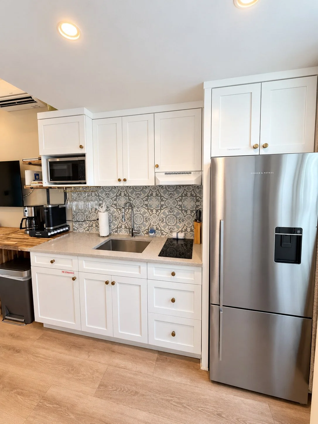 Fully equipped kitchen with stove, microwave and refrigerator