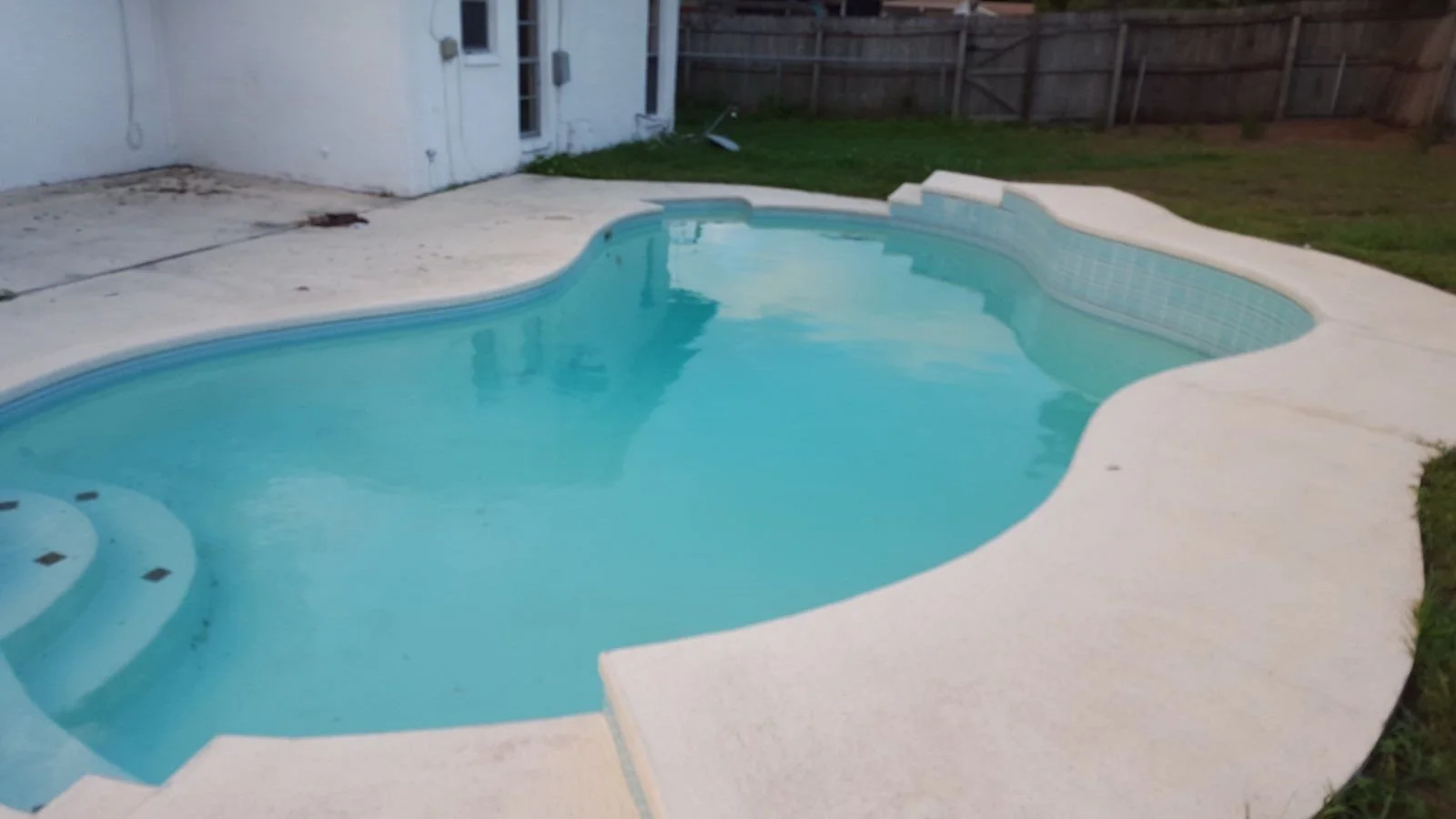 Clear kidney-shaped pool