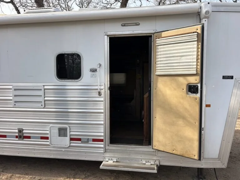 2019 Logan Coach exterior