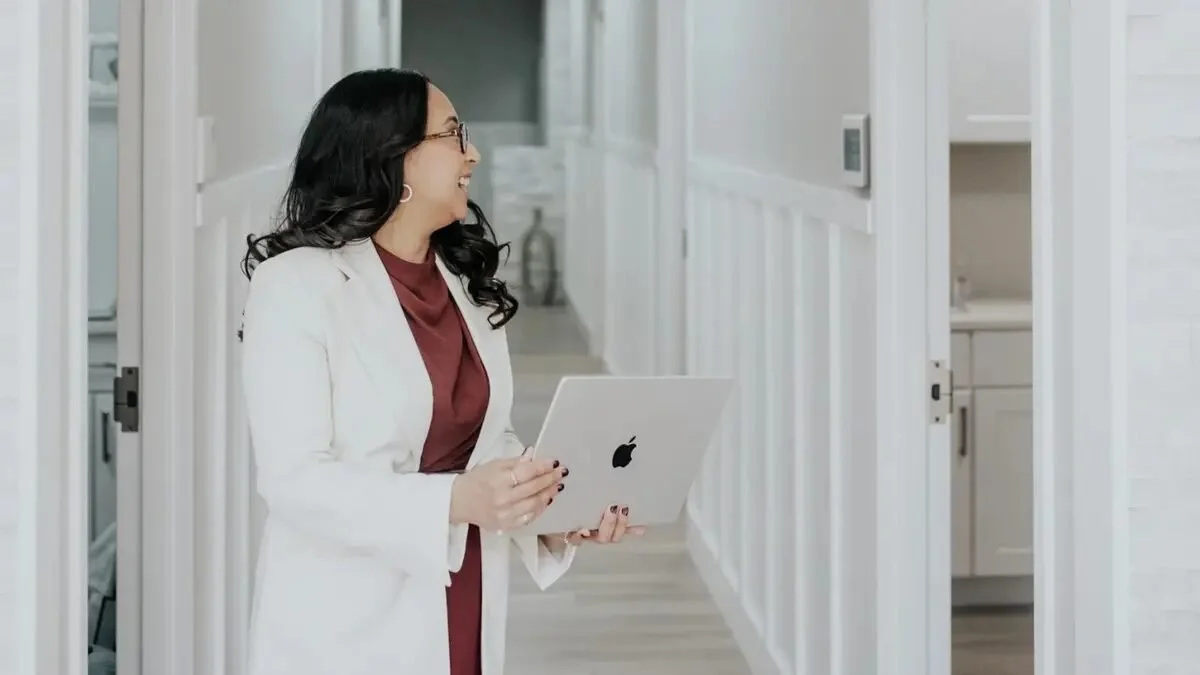 Portrait of Dr. Minnie Cruz-Tolentino, obesity medicine physician in Northern Virginia