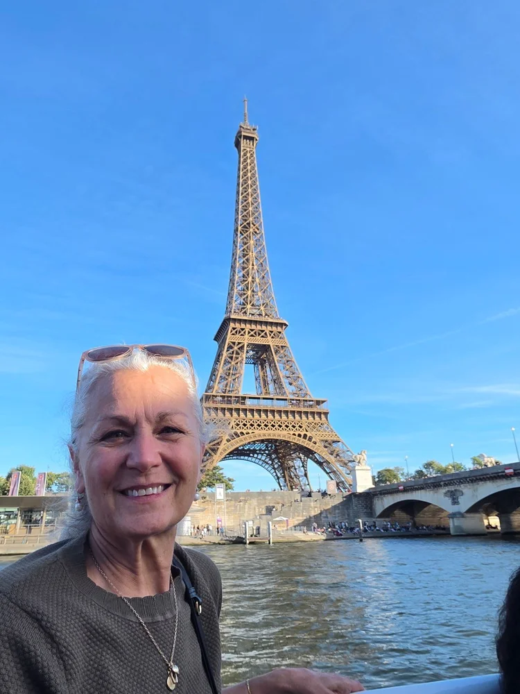 Laura in front of the Eiffel Tower