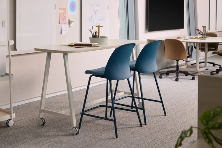 Mobile standing table with blue stools