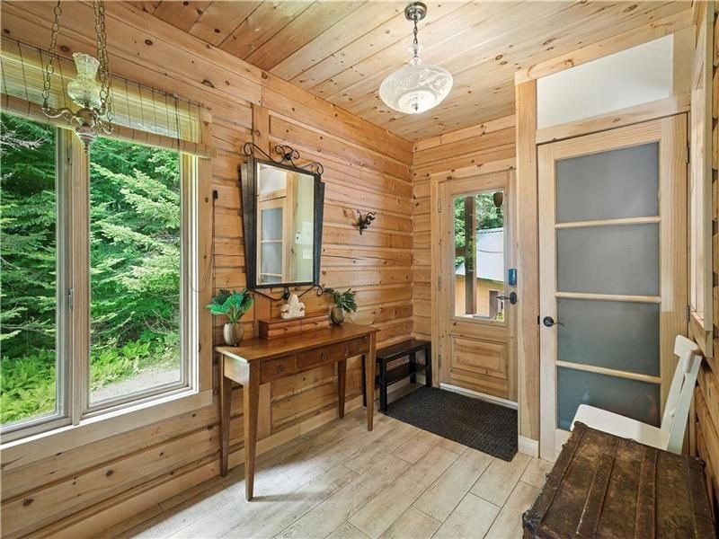 Entrée du chalet avec banc et miroir