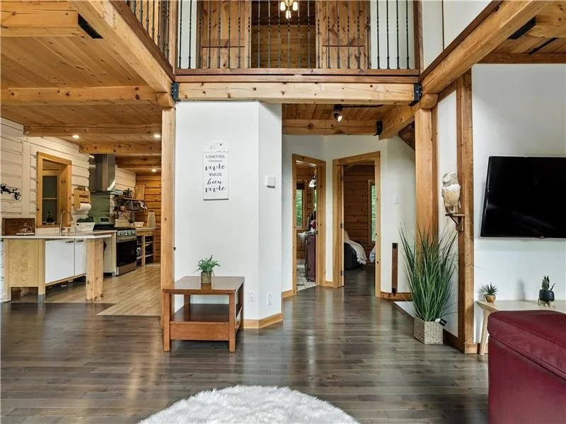 Aire ouverte avec mezzanine en bois et cuisine