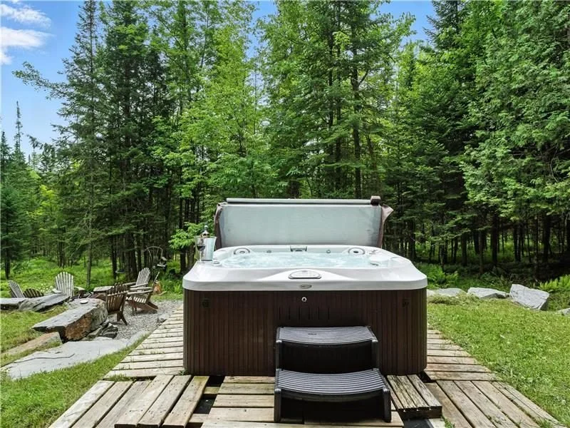 Spa extérieur privé entouré d'arbres