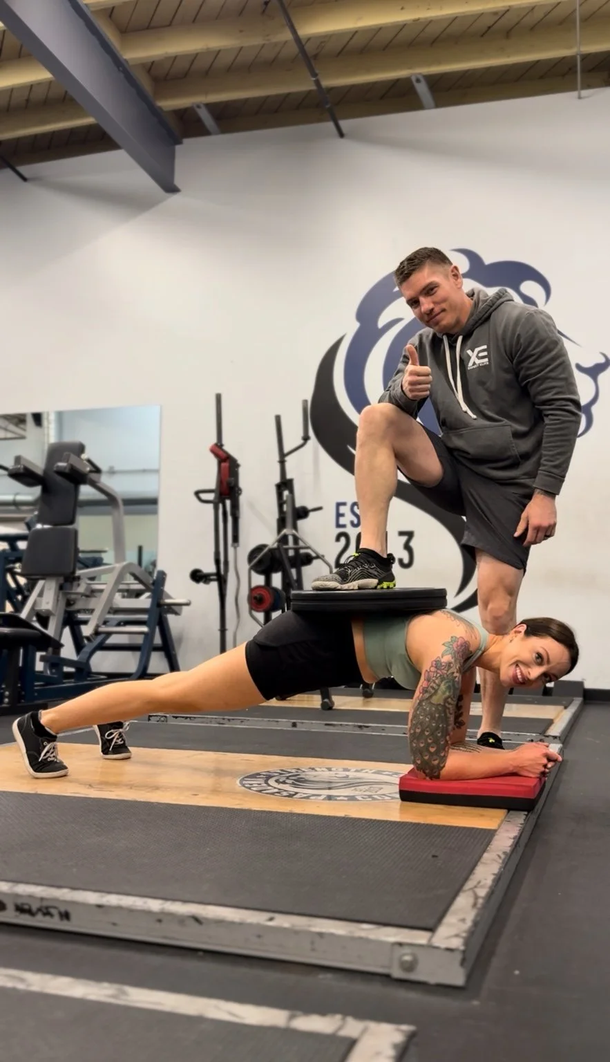 Daniel and Jana during a weighted plank exercise