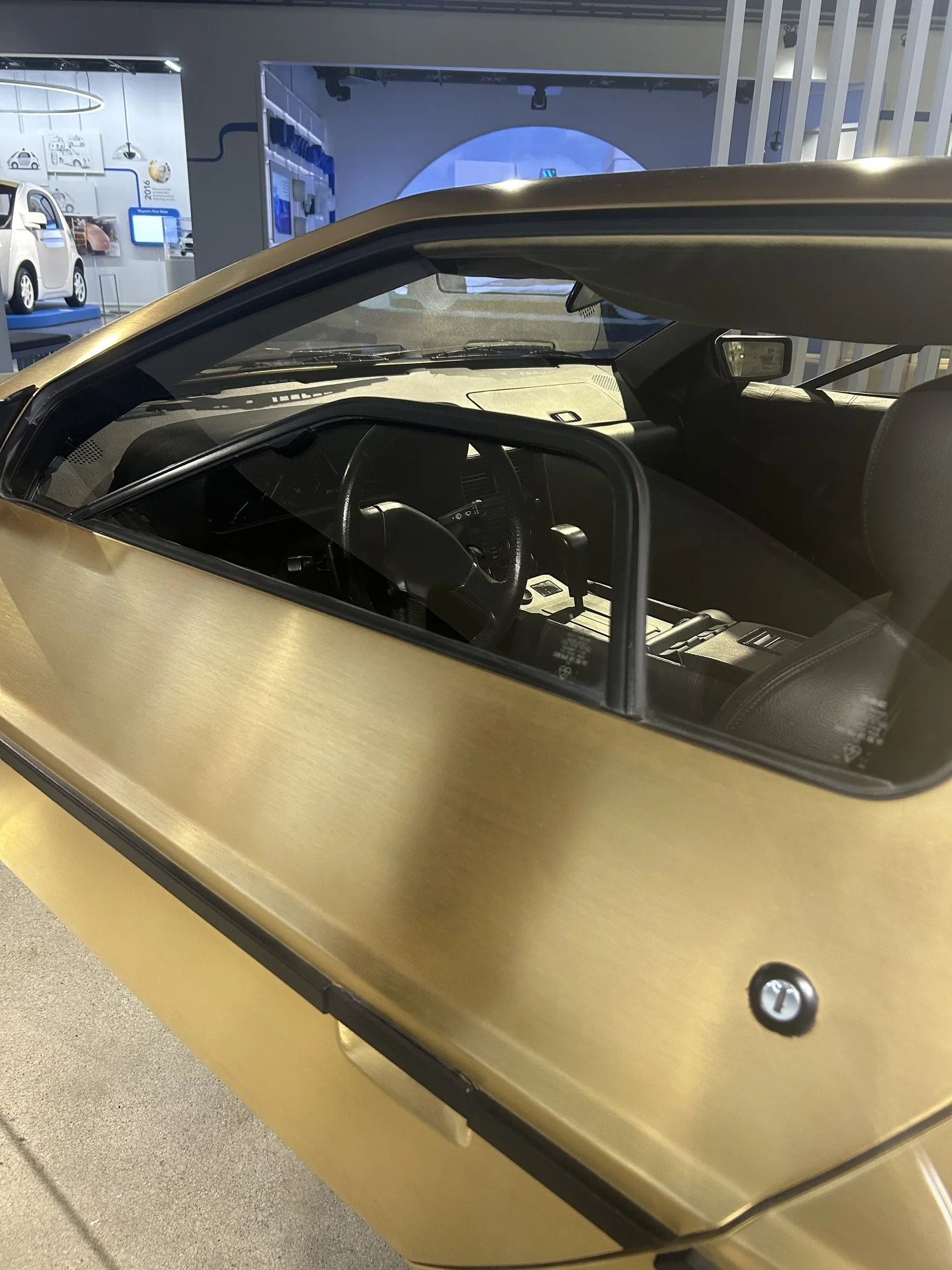 Side window of the gold DeLorean