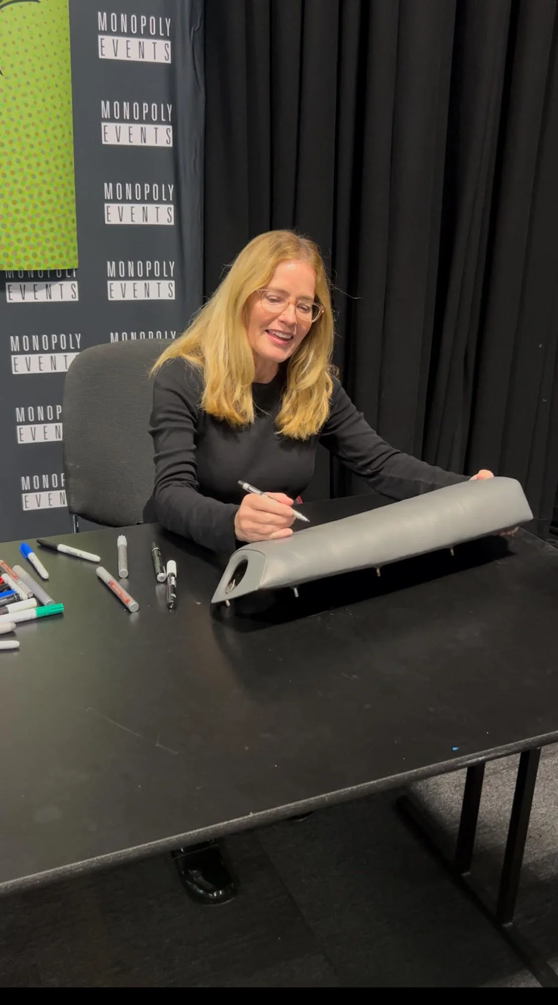 Elizabeth Shue signing the time machine knee pad at Liverpool Comic Con 2025