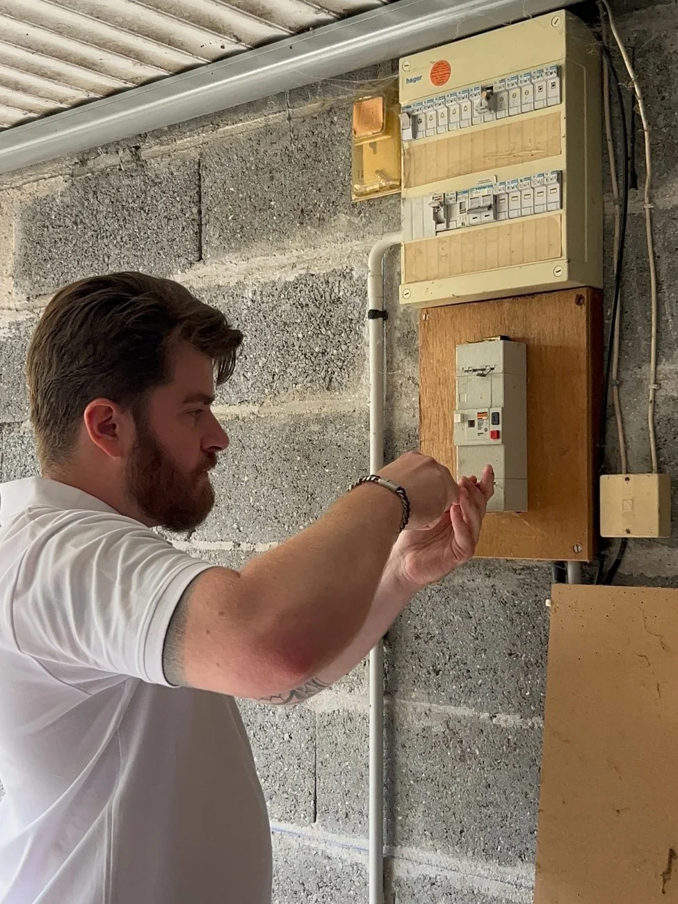 Thomas, diagnostiqueur NORDIAG, manœuvre l’appareil général de commande et de protection pendant un diagnostic électricité