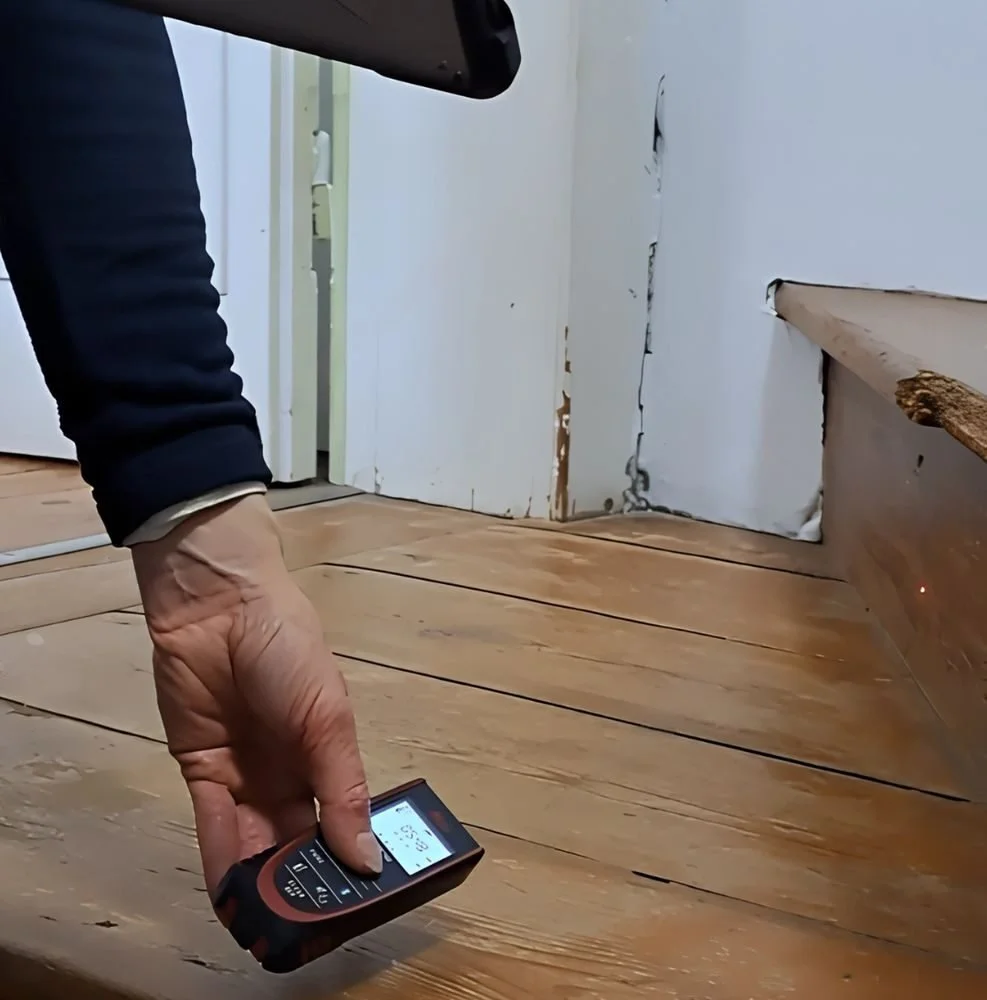 Mesure de la surface habitable au télémètre laser sur un parquet ancien