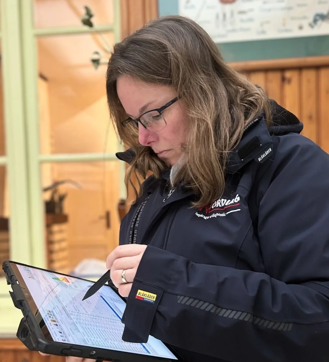 Clotilde, auditrice énergétique NORDIAG, saisit ses relevés sur tablette dans une maison ancienne