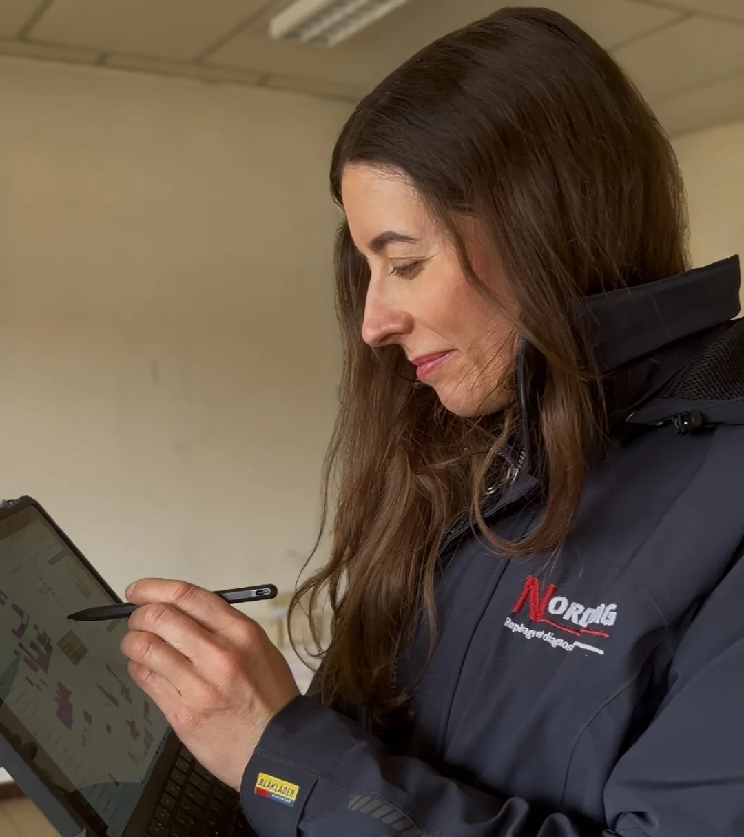 Diagnostiqueuse NORDIAG complétant un dossier sur sa tablette