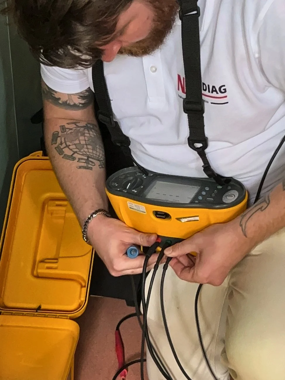 Thomas prépare le contrôleur d’installation électrique, sorti de sa mallette, avant les essais