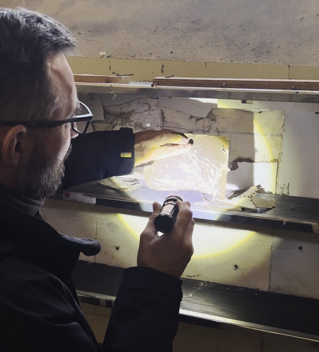 Sébastien, expert bois de Parasite Bois Expertise, inspecte une cavité à la lampe torche