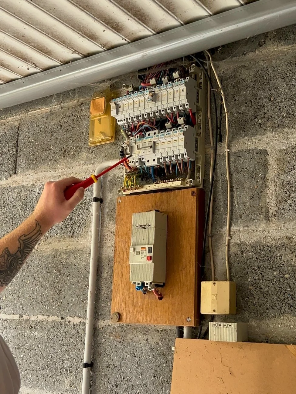 Tableau électrique ouvert : contrôle des protections et des calibres, circuit par circuit