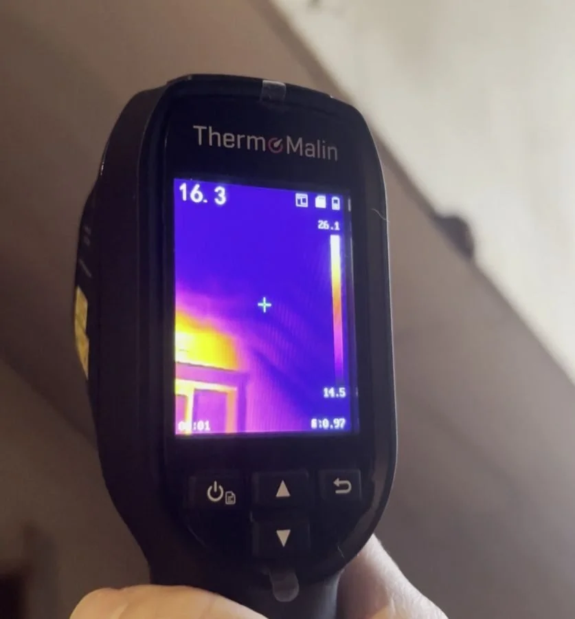 Caméra thermique pendant un diagnostic&nbsp;: l’écran montre en couleurs les zones froides d’une paroi