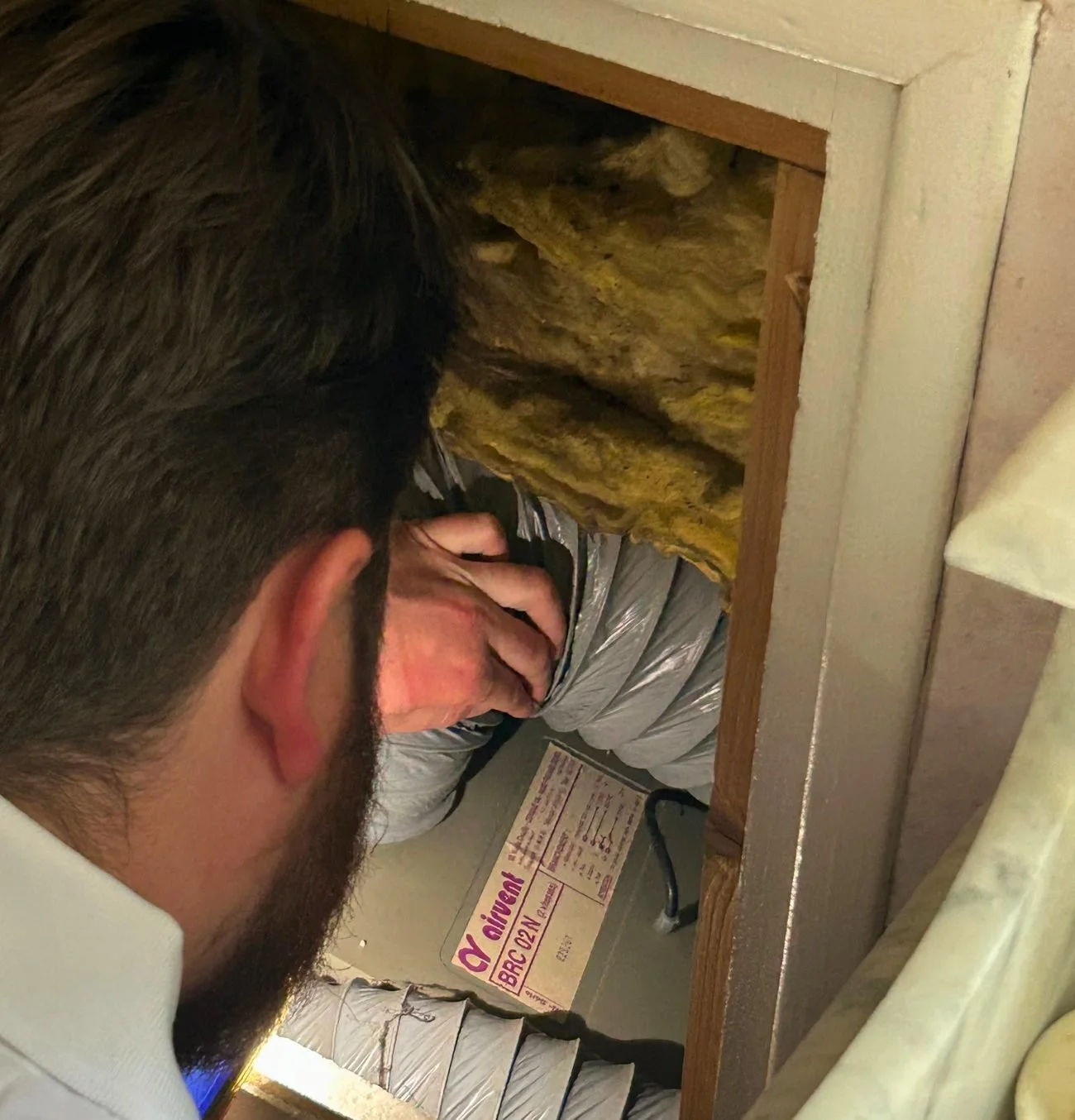 Contrôle de l’isolant des combles et de la ventilation par la trappe d’accès