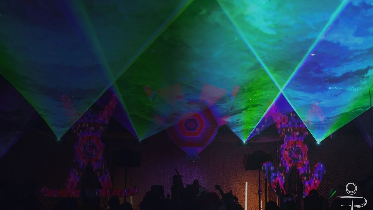 Lasers over the crowd in the Rave Cave at Après Mundi, The Loom, 2026