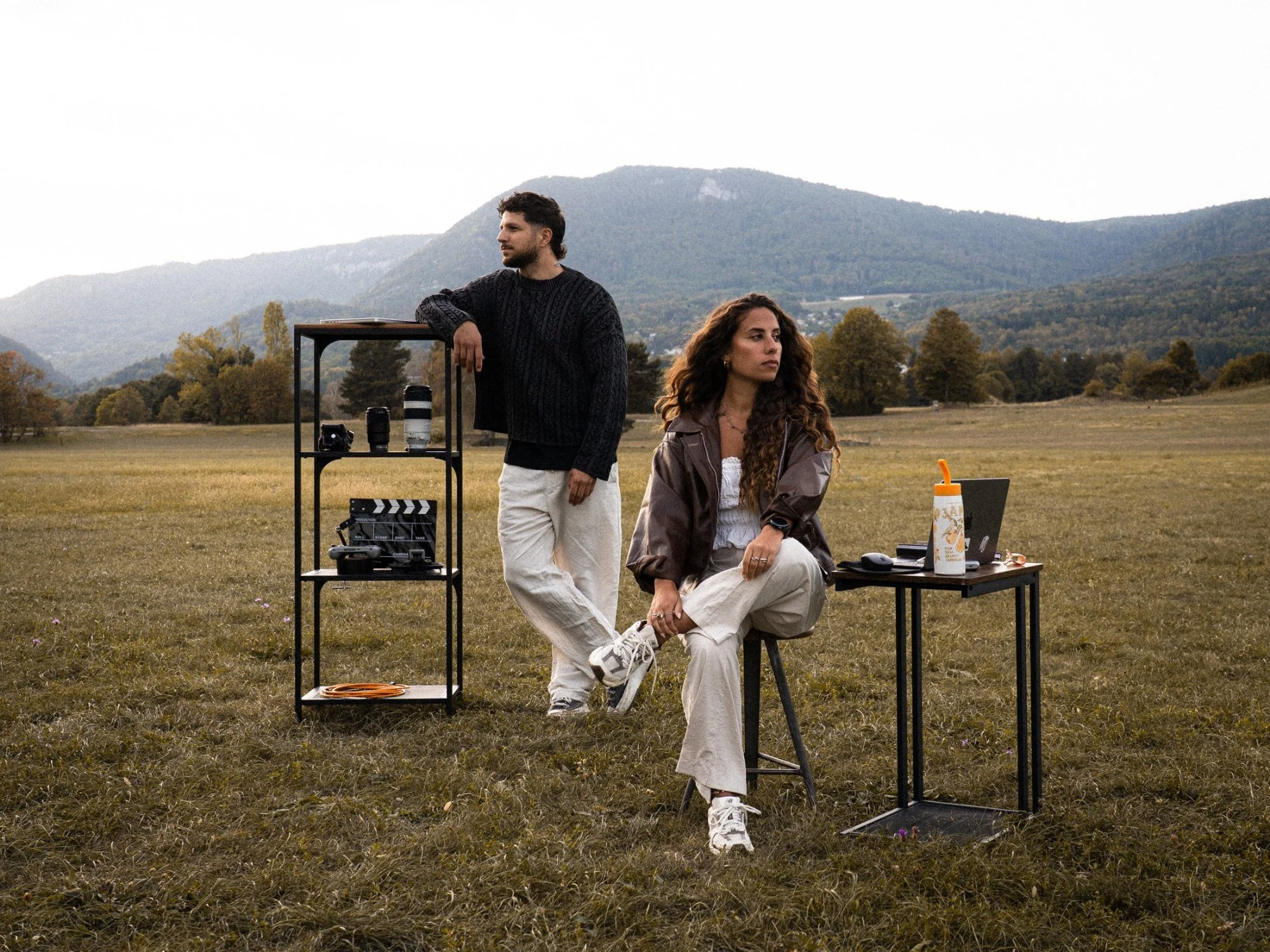 Vania et Jimmy, le duo ALEM, autour de leur table de travail en pleine nature