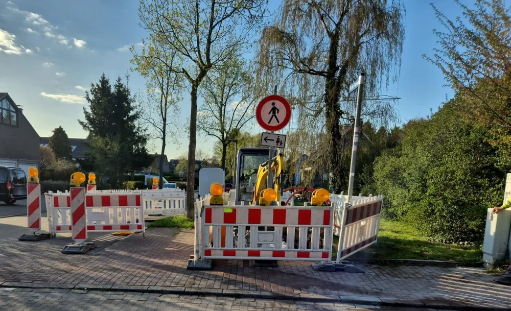 StoneCraft GmbH fibre-optic construction site in Oberhausen with barriers and a mini excavator
