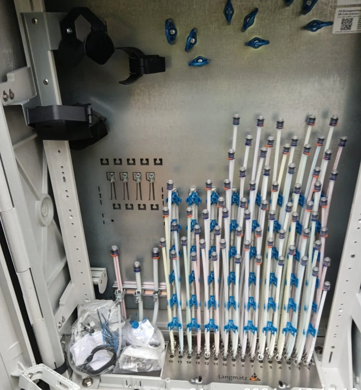 Geöffneter Glasfaser-Netzverteiler mit vielen Mikrorohren in Paderborn