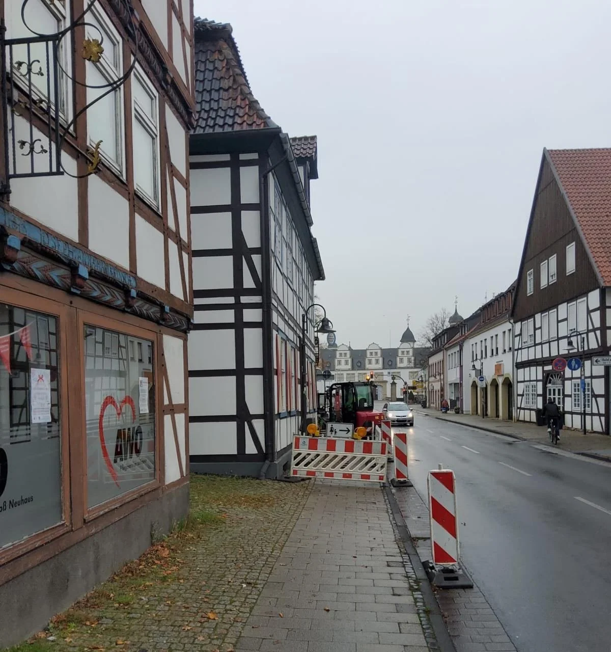 Abgesicherte Gehweg-Baustelle zwischen Fachwerkhäusern in Paderborn-Schloß Neuhaus