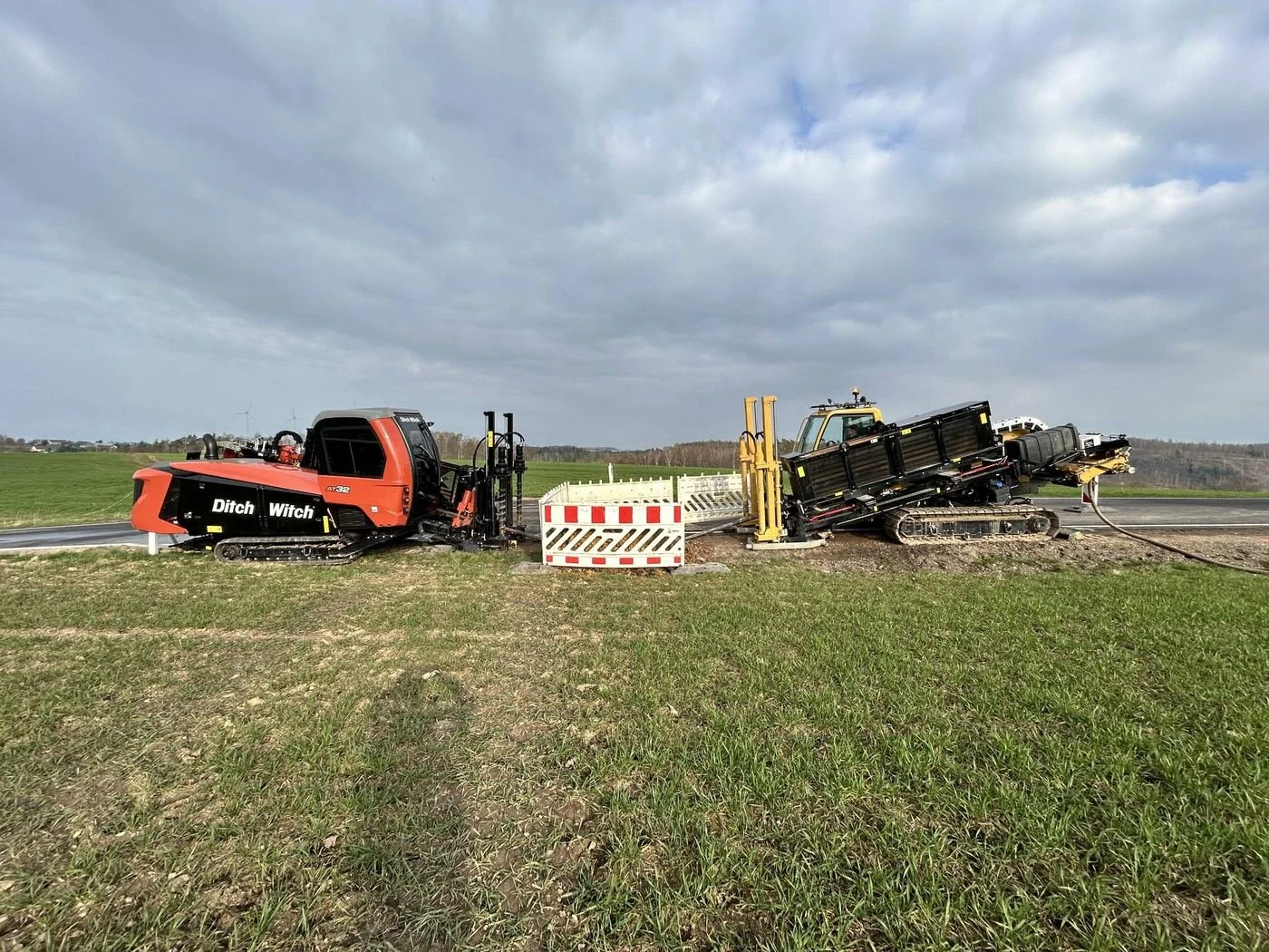Zwei Spülbohranlagen (HDD) auf einer Baustelle am Feldrand