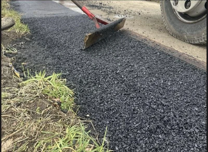 Asphalt wird nach dem Leitungsbau wieder eingebaut