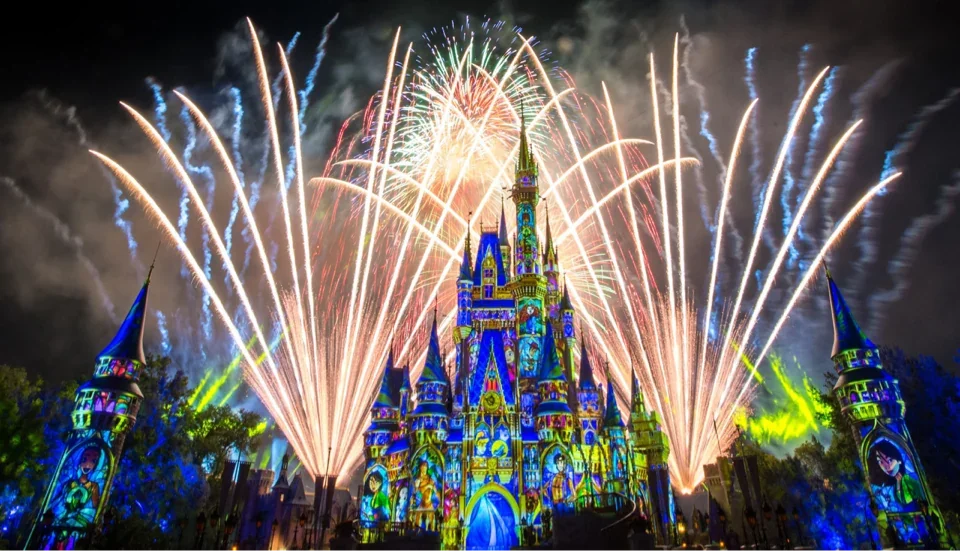 Castillo iluminado bajo un espectáculo de fuegos artificiales