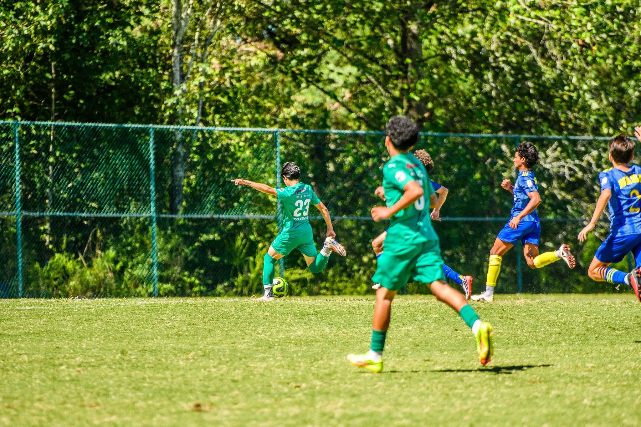 Jugadores de LSA con uniforme verde compitiendo durante un partido de fútbol