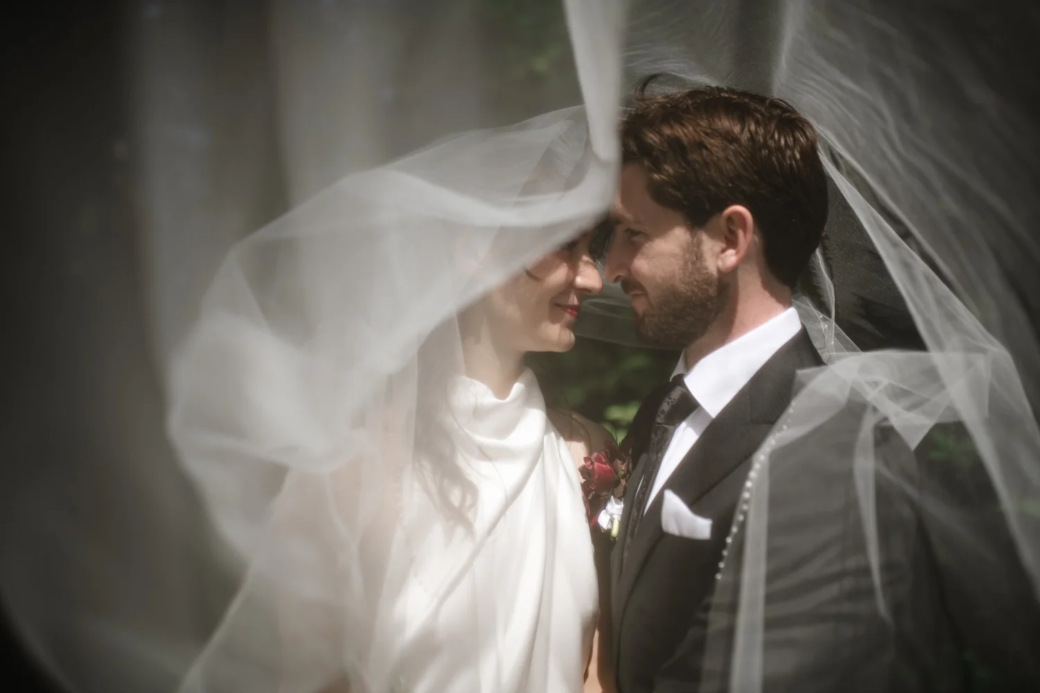 A kiss beneath the veil