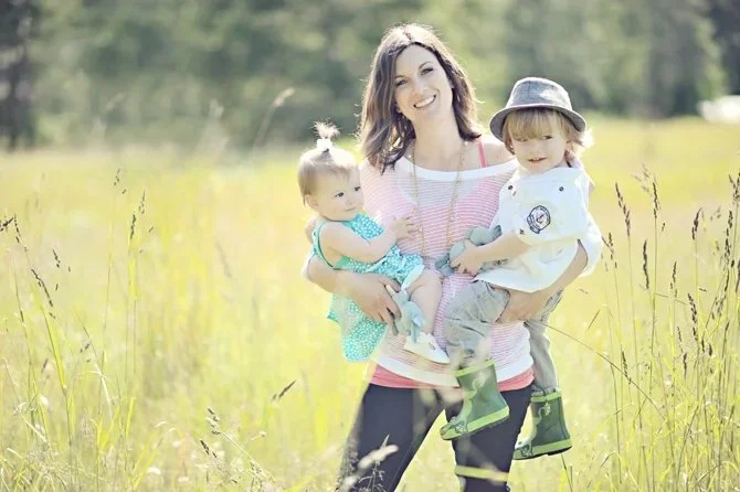 mom and babies, outdoor photo of mom with kids
