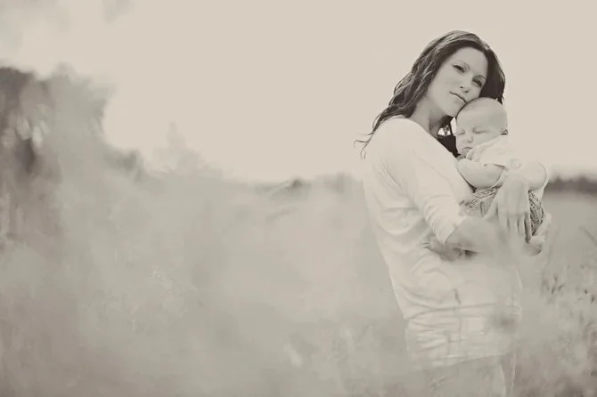 outdoor family photo, outdoor photo of mom in grass