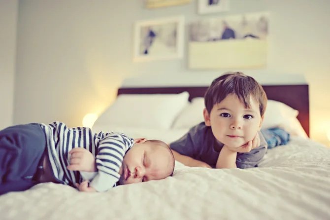 newborn baby photo in home
