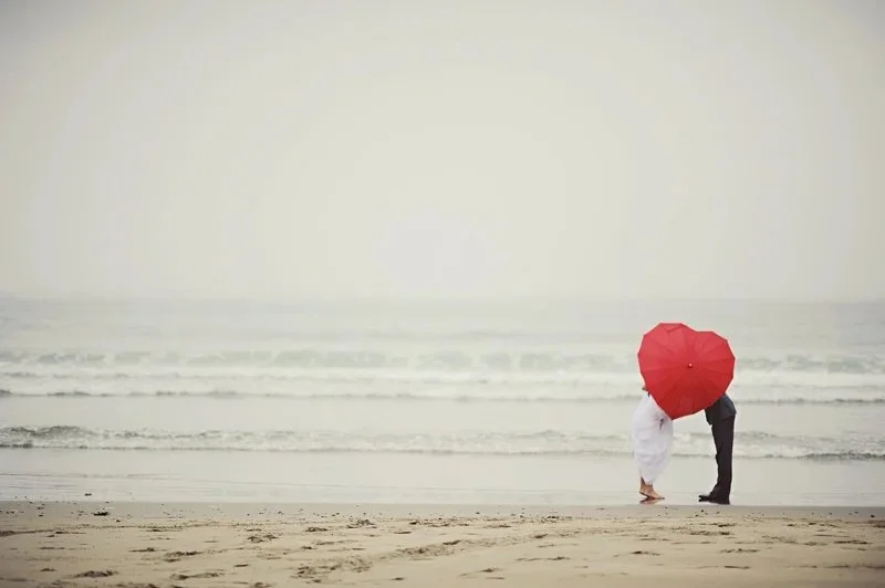 adorable heart umbrella wedding couple.jpg