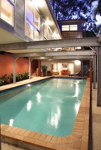 Howitt Street house at dusk, built out over its pool