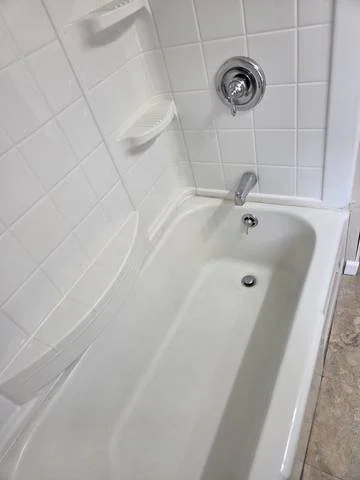 Bathtub and tile after cleaning