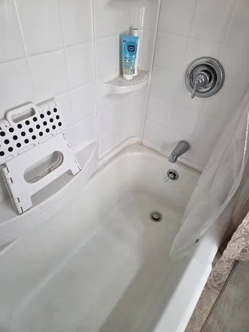 Bathtub and tile before cleaning
