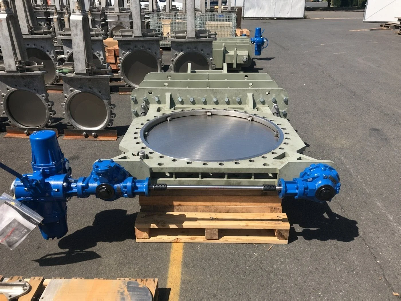 Knife gate with electric actuator and bevel gear drive staged in the yard