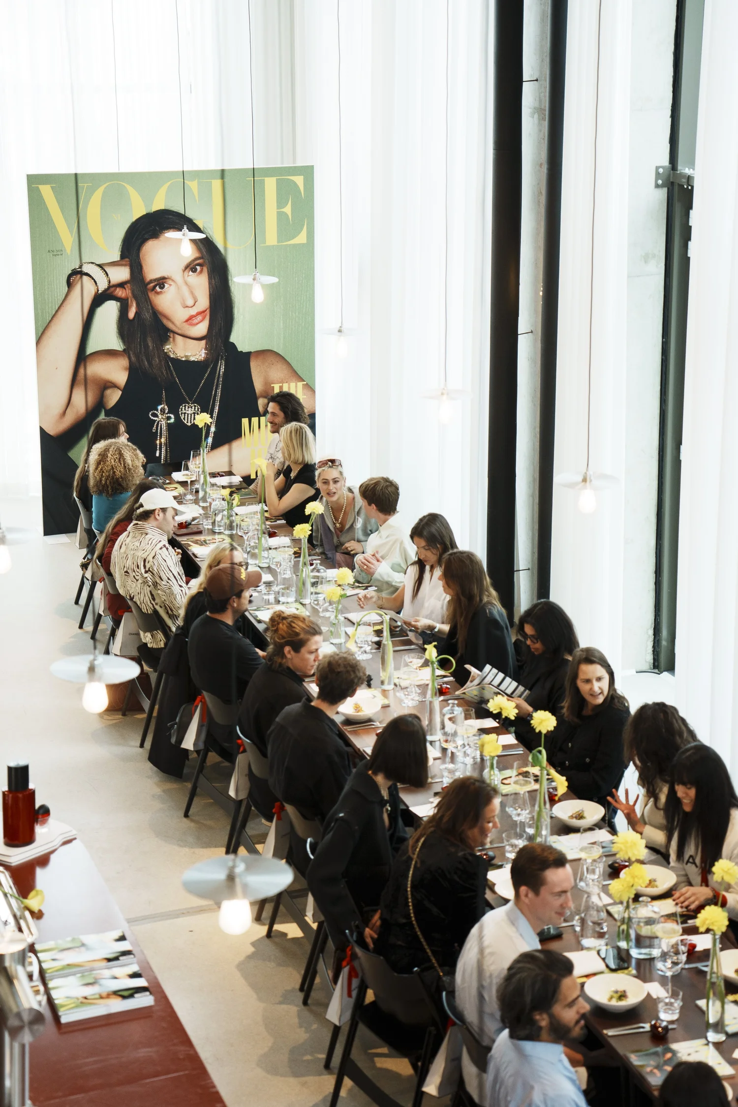 Gasten aan tafel bij Copain