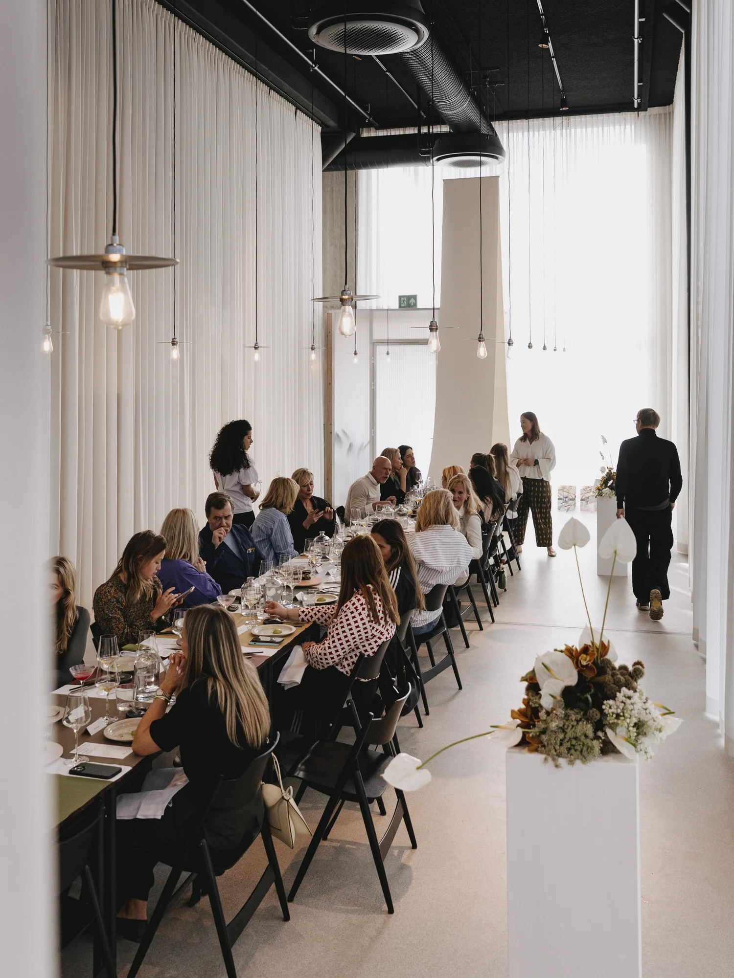 Een groep aan een lange tafel bij Copain