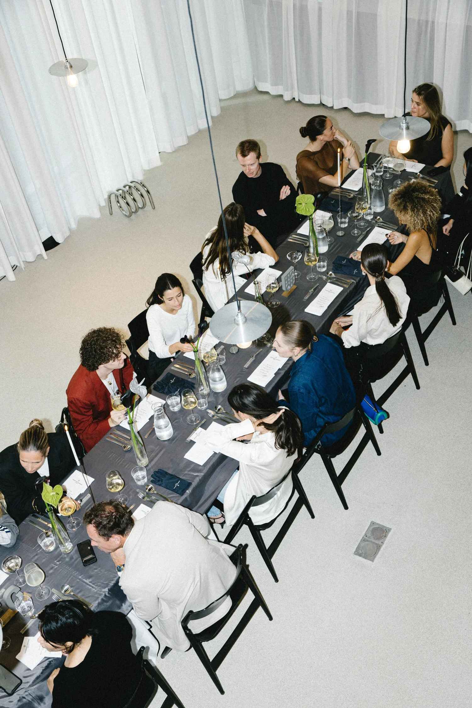 Gasten aan tafel tijdens een diner