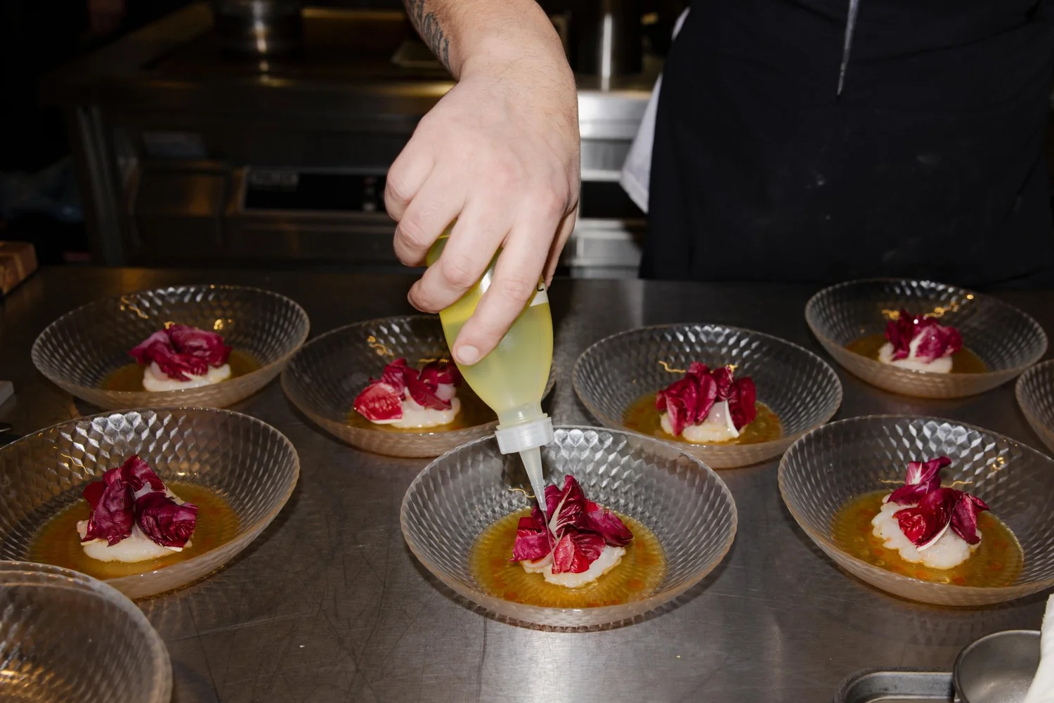 Een gerecht van het menu De Zee: schaaldier met radicchio in heldere bouillon