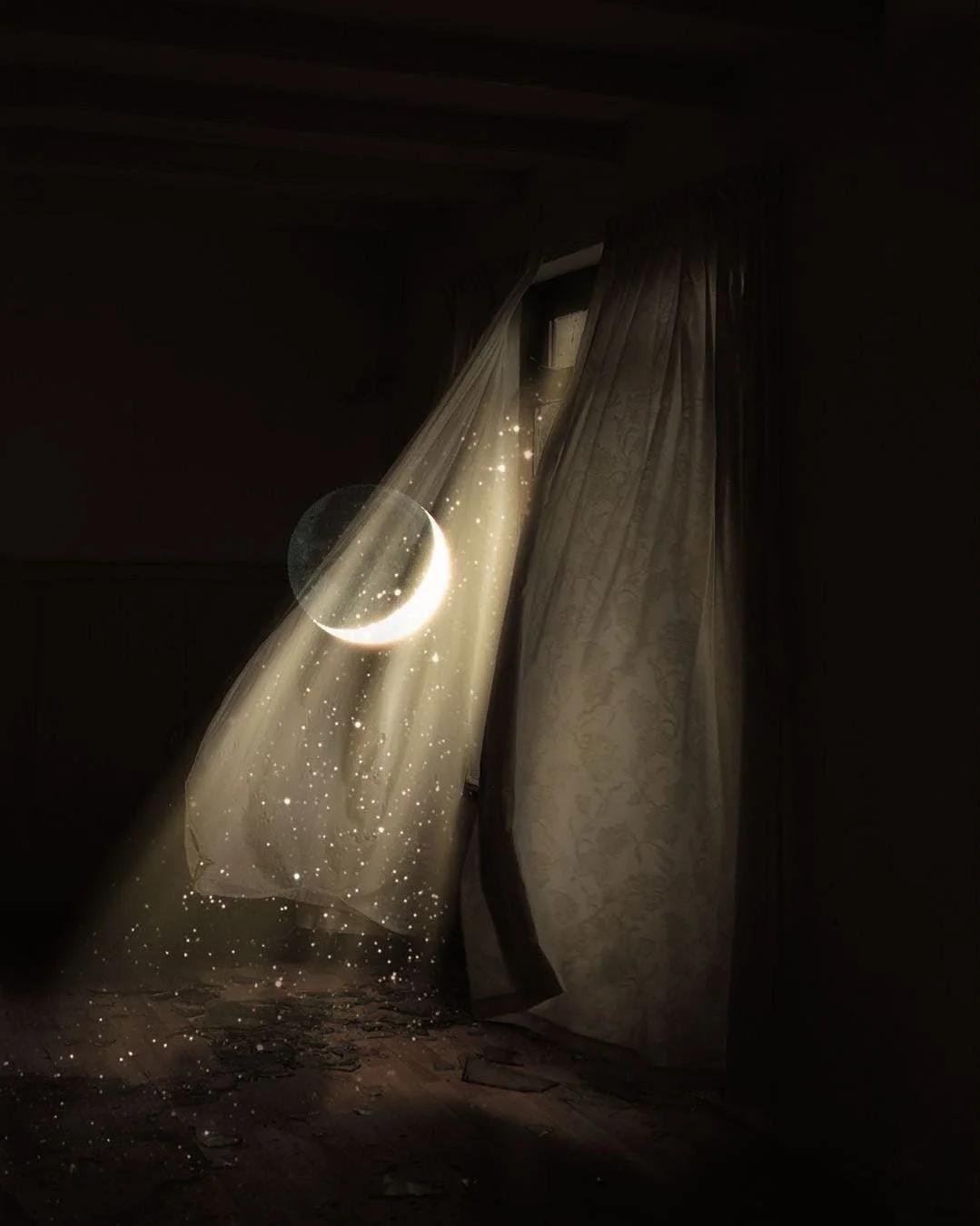 Sfeerbeeld The Longest Night: een maansikkel in het licht dat door een gordijn valt
