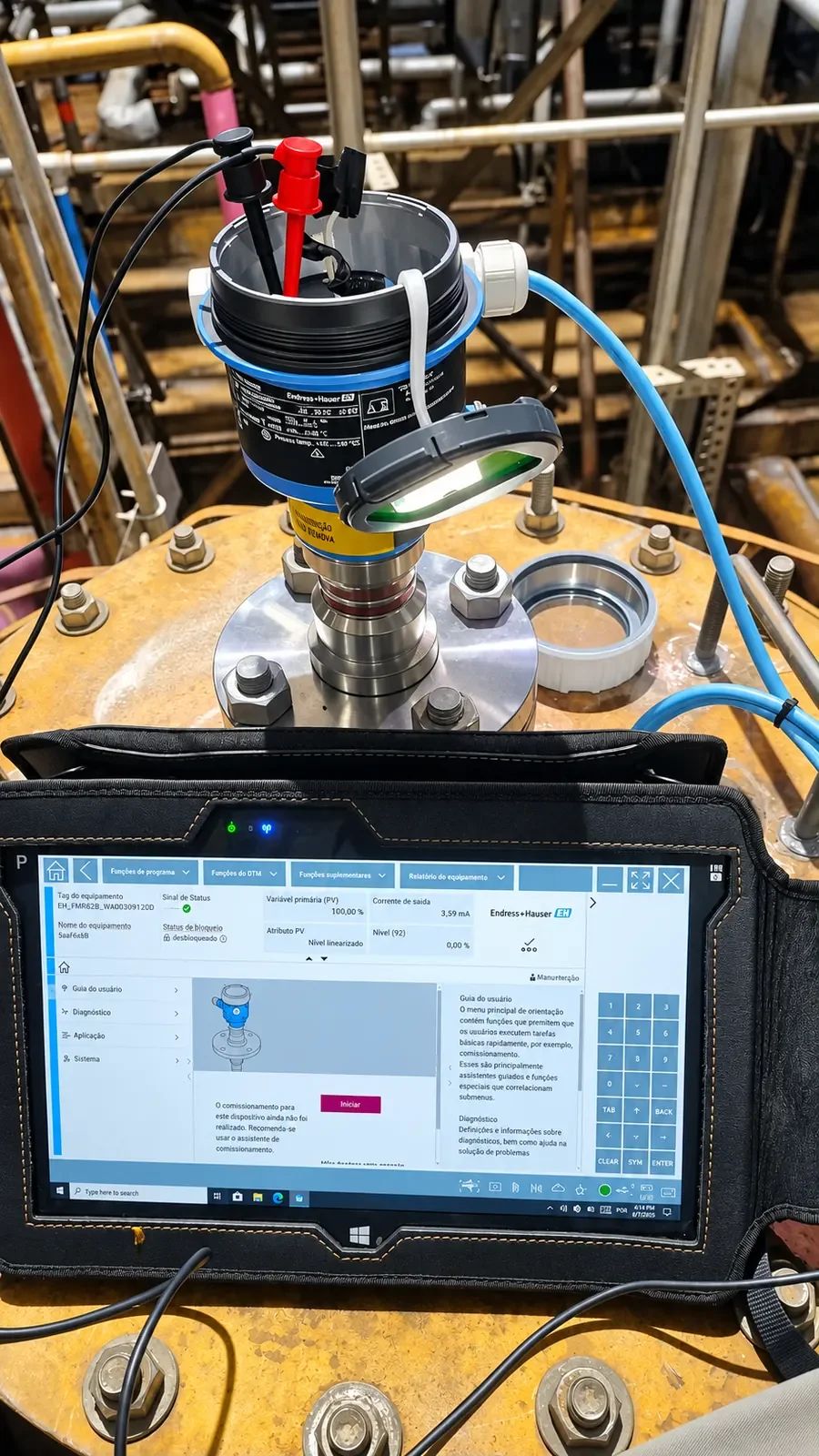 Instrumento de processo em atividade de parametrização e comissionamento